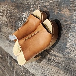 No. 6 store platform clogs size 38 Tan